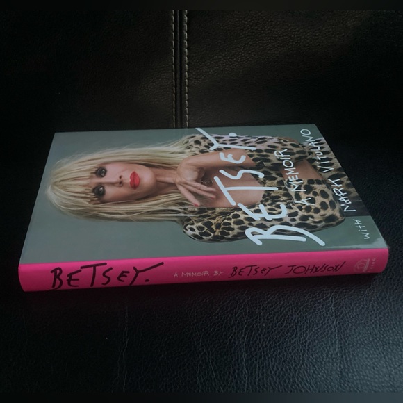 Book (Hardback): BETSEY. A Memoir by Betsey Johnson with Mark Vitulano - Picture 2 of 16
